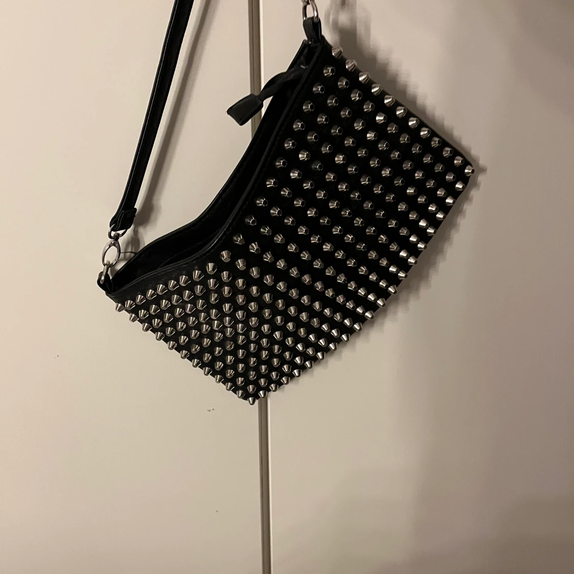 Svart VĂ€ska med nitarđ€