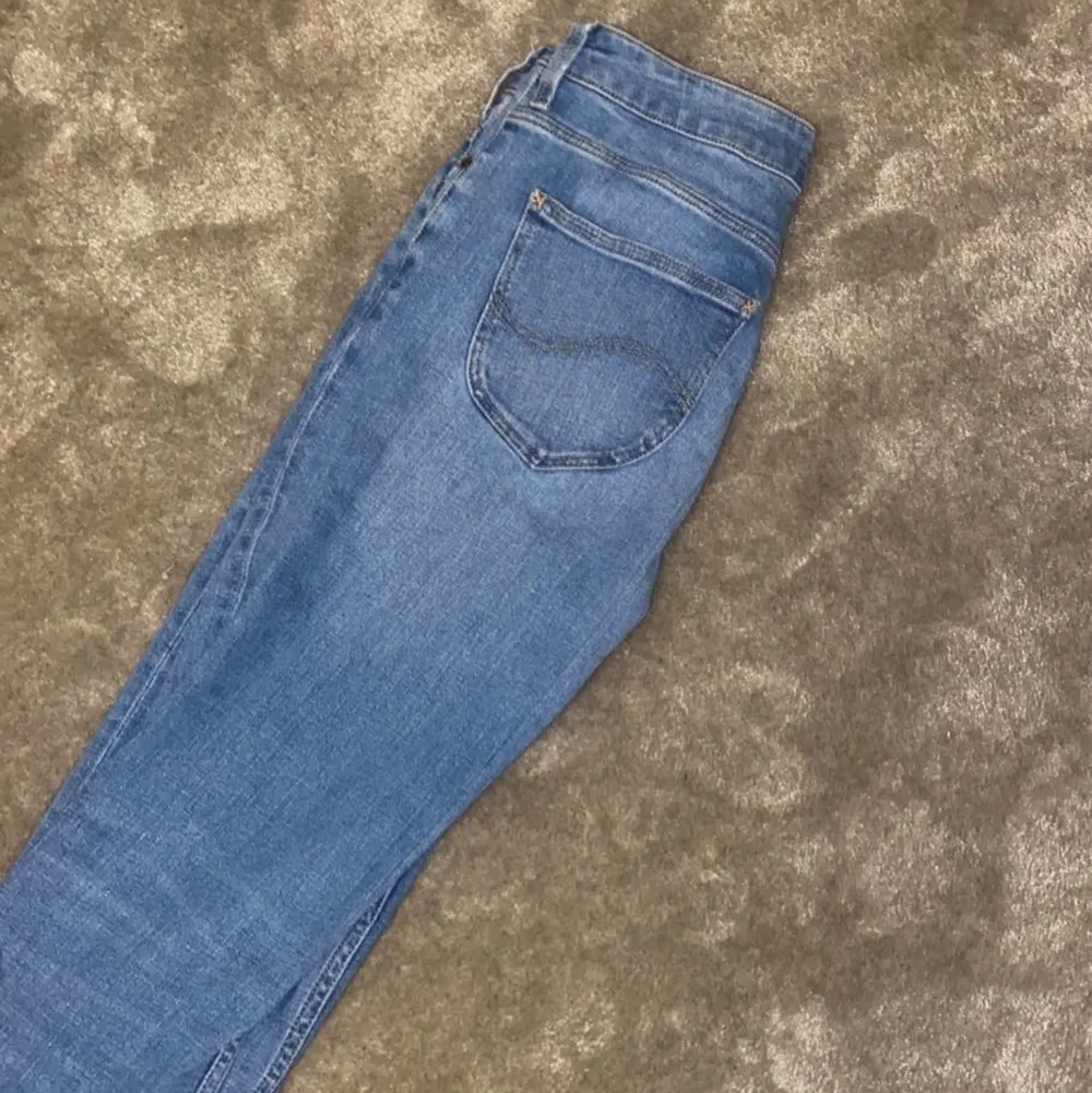 Säljer mina jättefina lee jeans då de är för små för mig. Dom har jättefin tvätt och har andvänt de max 3 gånger. Köpta för 1000 kronor på carlings. Dom är mer åt de lågmidjade hållet. Funkar till det mesta💓💓 pris går att diskuteras! W29 L31. Jeans & Byxor.