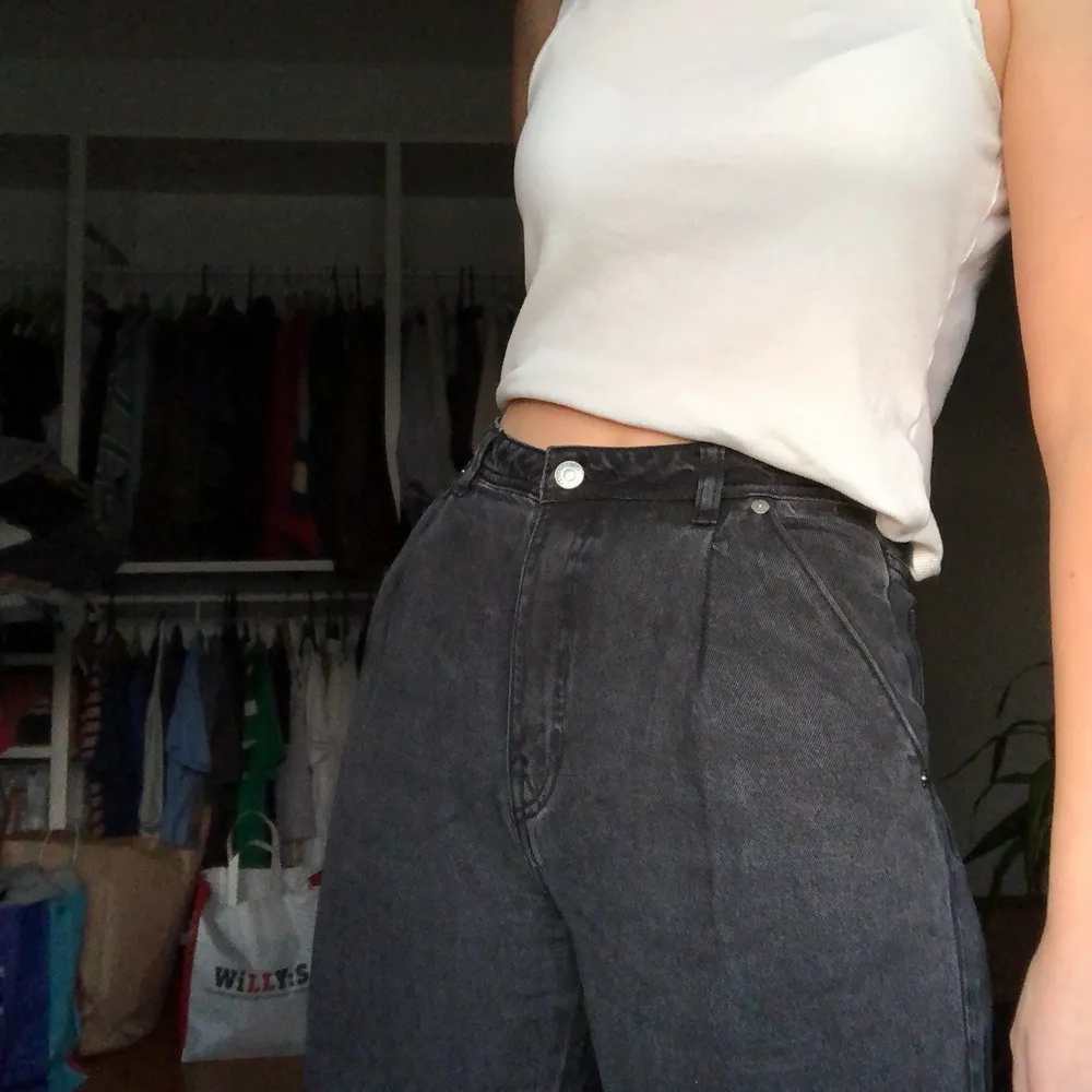 Ett par svarta/gråa jeans från Weekday. säljs pga att jag inte använder de längre, köparen står för frakt :). Jeans & Byxor.