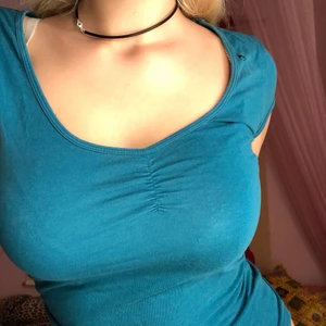 Blå topp y2k - Tröjan är mer lik de två första bilderna i färgen än den sista!!! Den är lite mer turkos skulle jag säga☺️