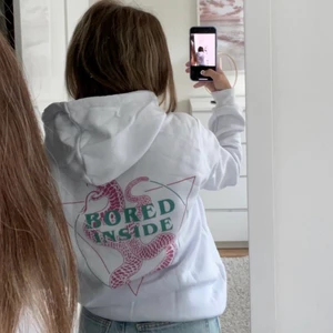 Vit hoodie med tryck 🤍🤍 - Skitsnygg vit hoodie från yourturn 🤍🤍 använd ganska mycket men är fortfarande i bra skick ☺️ nypris 300 kr