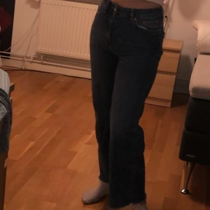 halv baggy jeans - Kan beskriva dessa byxor som halv baggy i mörkblå färg. Från Lager 157, Använt kanske 1-2 gånger, ångrade köpet för kände inte att de va för mig. Så kan gärna sälja om nån gilla sånna byxor. Storlek: M men passr bra för dem som ha S