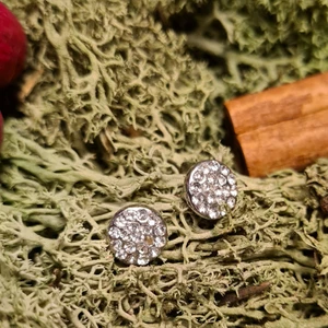 Örhänge  - Runt örhänge med silver stenar                              Använt fåtal gånger                                                   Frakt tillkommer, 25kr 