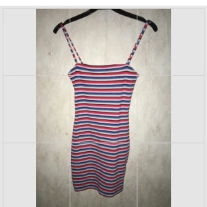 Klänning  - En klänning ifrån HM man får fina kurvor i den. Den är lite nopprig men annars fin. Storlek S, 20kr+frakt 