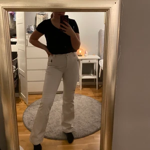 Vita skidbyxor  - Jättefina skidbyxor i fint skick, använda förra vintern men är tyvärr för små i år. De är från märket five o sitter som en smäck. Jag är 168 och de är perfekt för min längd.🤍🤍🤍