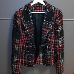 Bouclè kavaj  - säljer min underbara julkavaj passar perfekt till glöggfikat eller till den kyliga utekvällen! Passar både en S (se bild 2) och en M  