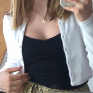 Vit kofta - Säljer dennna vita koftan då den inte riktigt är min stil längre. Den är i bra skick förutom att lappen har lossnat på ena sidan, men det är inget som syns när den är på. Köpt för ca 200 kr! Finns inte heller att köpa längre! Säljer för 100 kr+frakt! 