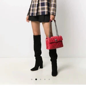 Kurt Geiger väska  - Säljer denna snygga och trendiga väska från Kurt Geiger i den mellanstora modellen! Helt ny med lappen kvar!!! Nypris över 3000, buda från 1500 💓 Högsta bud 1850 köp direkt 2000