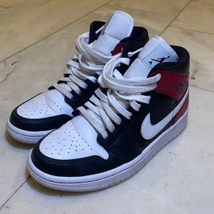 Jordans - Säljer nu mina snygga jordan 1 mid Black Noble Red i storlek 39. Köpta från StockX. Kartong och StockX tag medföljer såklart! Använda max 5 ggr. Säljs just nu för ca 2400 kr på StockX. Säljer för 1500 kr, möjligtvis budgivning. Kan sälja för 1200 kr vid snabb affär. Köpare står för frakt. Kan mötas upp i Stockholm 💕