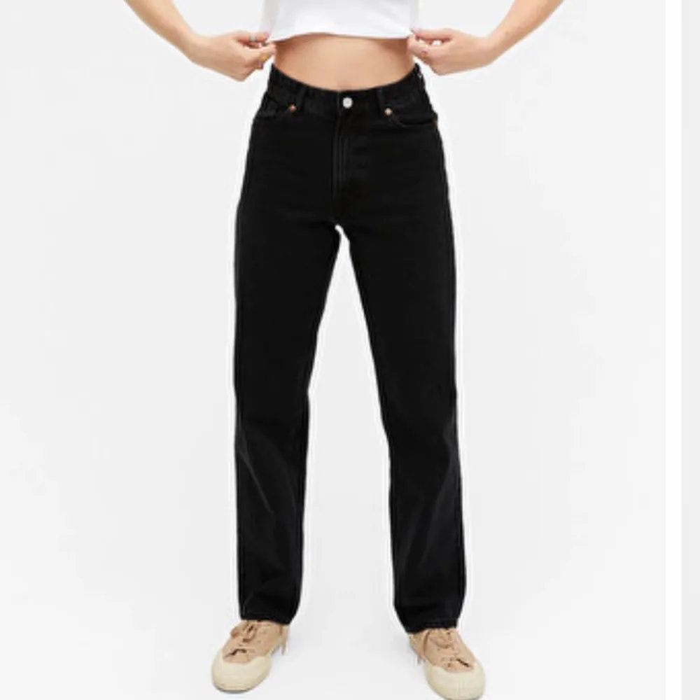 Ett par svarta monki jeans! Jeans strl 26 men är hyfsat stretchiga ❤️. Jeans & Byxor.
