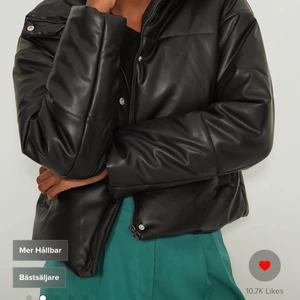 NA-KD jacka! Pu - Säljer en skitsnygg pu puffer  jacka från na-kd. Använd typ en vecka så dem är i nyskick. Storlek S. Nypris 849