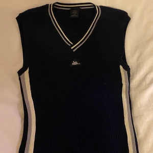 Armlös topp från Urban Outfitters - Knappt använd, i varmt material. Fin med en tshirt under. Frakt tillkommer