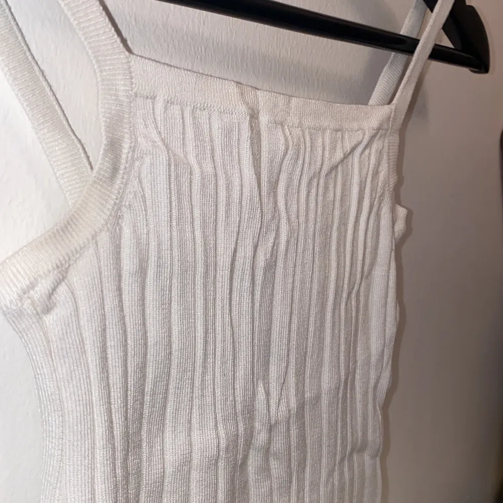 Vit ribbat linne, lite skrynklig på bilden pga att den legat vikt i garderoben. Toppar.