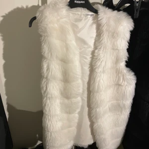 Pälsväst  - Jätte fin skick, den står bara i klädhängaren inget behov av den. 