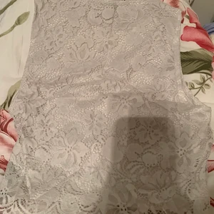 Vit Blommig Top - En vit Blommig top från New Yorker som passar jättebra till en middag eller utekväll storlek S. ✨