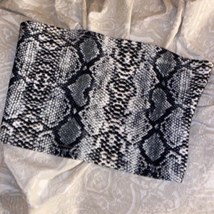 Topp - En orm mönstrad topp, använt den 1 gång. Jätte skön och åker inte ner. Skulle säga att dej är en storlek runt XS-S och M.💓