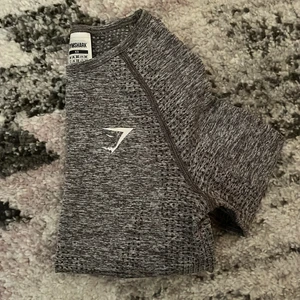 Gymshark tröja xs - Superfin tröja från gymshark, BYTES GÄRNA mot annan croppad träningströja från gymshark i S! Använd vid 1 tillfälle då jag insåg att jag skulle behöva en s istället. Dvs nyskick. Nypris 399kr och denna är SLUTSÅLD på hela hemsidan. ❤️