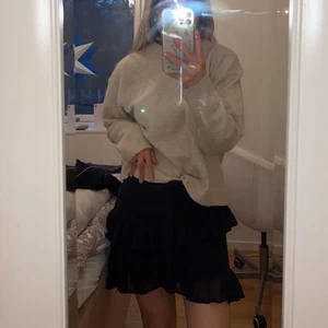 Kjol - Superfin svart kjol med volanger, köpt på bik bok storlek 36. Hör av er vid intresse!🥰