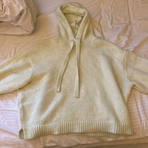 Stickad hoodie från hm - En ljsugrön stickad hoodie från hm. Använda enstaka gång. Strl xs/s men är ganska stor så passar även M😇 lite kortare ärmar😘 köparen står för frakten