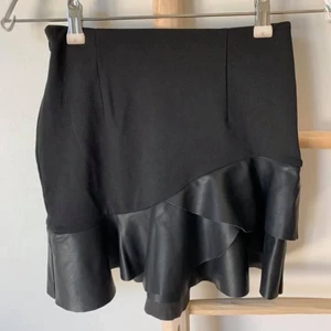 Svart kort kjol från IVYREVEL - Svart kjol  från IVYREVEL   Fint skick. Storlek XS 