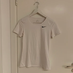 Vit Nike tröja Dri-fit  - Snygg vit träningströja från Nike i strl XS, men skulle säga att det passar S också. Fint skick. 