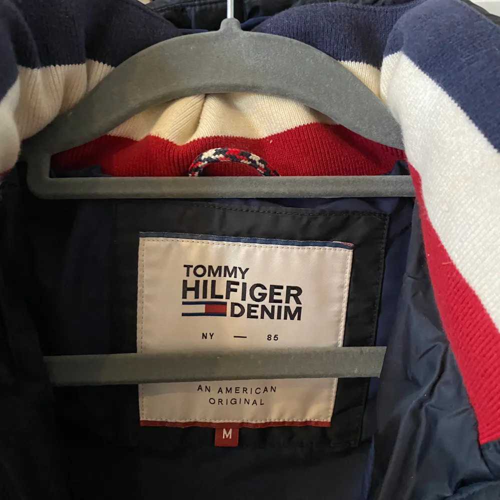 En marinblå dunjacka i fint skick från Tommy hilfiger!. Jackor.