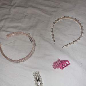 Rosa diadem med detaljer på: 10kr.                                                    Två hårklämmor rosa: 5 kr.                                                               Diadem med vita detaljer på: 10kr. 