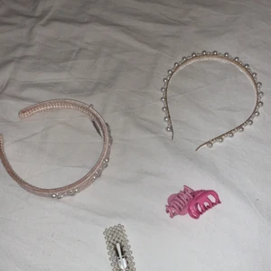 Hårspänne, diadem, hårklämmor. - Rosa diadem med detaljer på: 10kr.                                                    Två hårklämmor rosa: 5 kr.                                                               Diadem med vita detaljer på: 10kr. 