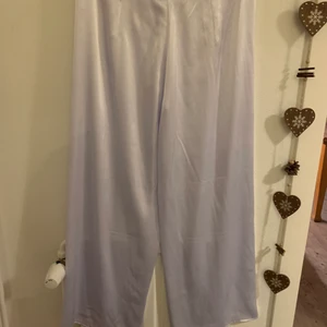 Vida byxor - Så fina byxor som tyvärr inte passar. Utan lappar så vet ej storlek eller märke. Dragkedja där bak. Skulle tippa på en M. Sista bilden är den mest rättvisa representationen av färgen! Ps. Dessa på nyår??? Wow!