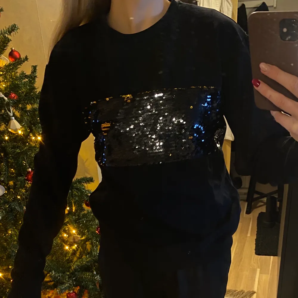 En svart mjuk sweatshirt med paljetter på bröstet. Strl S. Tröjor & Koftor.