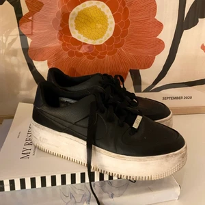 Nike Air Force  - Nike Air Force Sage i svart skinn med platåsula. Sparsamt använda, nypris ca 1200