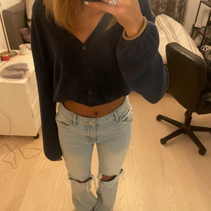 Så fin tröja från zara - Jätte söt kofta från zara som går att ha lite som en magtröja eller vanlig kofta ❤️ bra skick använd endast en gång 