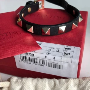 Valentino armband - Säljer mitt valentino armband då jag köpt nytt! Det är använt och kommer ha bra pris +frakt. (Lånad bild, skriv privat för fler).💙