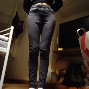 Svarta jeans från Lager 157 - Ett par svarta jeans från Lager 157 i modellen "Snake". Storlek S och jag är 1,70 som referens. Ganska använda men fortfarande i fint skick.