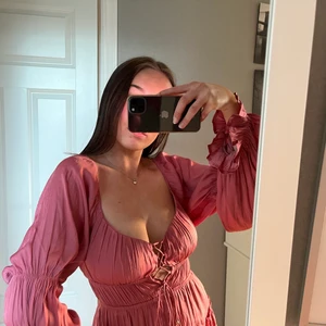 Sommar klänning - Köpt från selfie leslie, helt ny, gick ej lämna tillbaka💗 jag har bh storlek 75 D