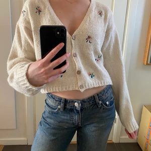 Stickad kofta - Stickad kofta med fina detaljer i storlek M💕 Väldigt bra skick! Frakt +66kr🥰