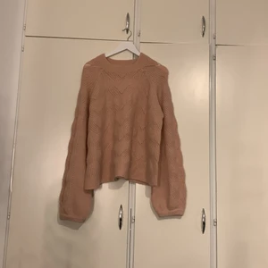 Cubus stickad tröja strl.xl - Rosa (typ gammelrosa) stickad tröja, köpt för en månad sen använd en gång. Köparen står för frakt💗