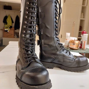 Underground kängor - Finaste kängorna som tyvärr inte används längre:o märke: Underground, storlek 37. Fint skick bara några småmärken på ena kängan. Stålhätta. 500kr exklusive frakt.