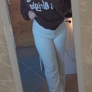 Kostymbyxor  - Detta är ett par Kostymbyxor i storlek M super fin och har aldrig använt dem utan dem bara varit i garderoben. Jag köpte dessa för 299 kr på nellys hemsida så nu säljer jag dem för 190 kr 