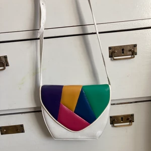 Handväska - Köpte denna väskan på en loppis men använder aldrig, justerbart band och väskan är väldigt gammaldags i sig.