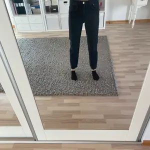 Säljer dessa mom jeans från zara då de är förkorta för mig. Använda några gånger men ser i princip nya ut. Byxorna är i strl 38 men skulle mer säga att de är som en 36. Jag är 166 som referens 