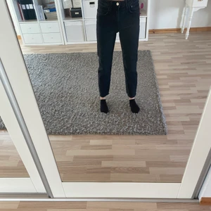 Zara mom jeans  - Säljer dessa mom jeans från zara då de är förkorta för mig. Använda några gånger men ser i princip nya ut. Byxorna är i strl 38 men skulle mer säga att de är som en 36. Jag är 166 som referens 