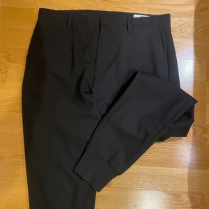 HOPE byxor med mudd - Svarta byxor med mudd från HOPE, Strl 36, sparsamt använda, djur och rökfritt hem. Polyester, ull & elastan. Unika fanns aldrig i butik. Köparen står för frakt som tillkommer beroende på hur det skickas