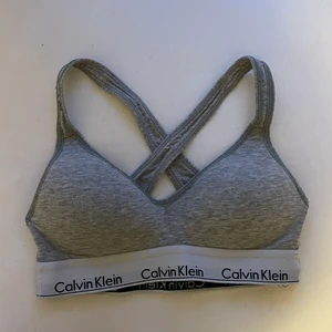 Calvin klein bh - Calvin klein bh i st S som motsvarar 70b. Den är i mycket bra skick. Säljer den då den är för liten för mig. Skulle säga att jag har st 75b/c eller 70c i andra bhar💕 bara att höra av sog för fler bilder eller frågor💕