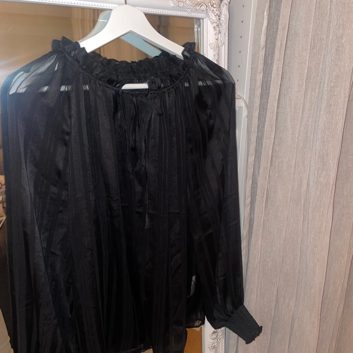 Svart genomskinlig blus  - 91