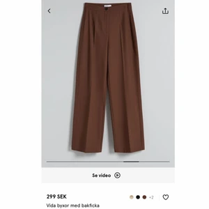 Bruna vida kostymbyxor  - Säljer mina kostymbyxor från Bershka! Använts några gånger men säljer nu för att jag köpt likande bruna byxor. I strl 38 och sitter perfekt i midjan på mig som vanligtvis är 38! Skriv för mer bilder eller andra frågor! 🦦❤️ Frakten tillkommer!  (Byxans nypris 299kr) 