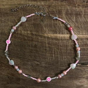 Halsband med opalit  - Super gulligt halsband med äkta opalit och söta pärlor 💖 betalning via swish