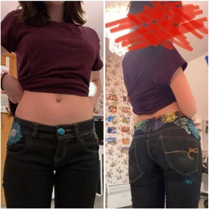 lågmidgade jeans med broderade blommor - ett par JÄTTESNYGGA lågmidgade jeans med broderade blommor och en fin turkos knapp. anledningen till att jag säljer domhär jättefina jeansen är för att jag tycker inte att dom passar min stil längre och för att dom är lite för små :)