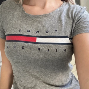 Tommy Hilfiger - T-shirt - Smickrande T-shirt från Tommy Hilfiger i nyskick. Säljs inte längre. Storlek XXS men passar även XS och S.