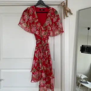 Säljer denna magiska klänning från Bikbok. Helt ny!💌❣️